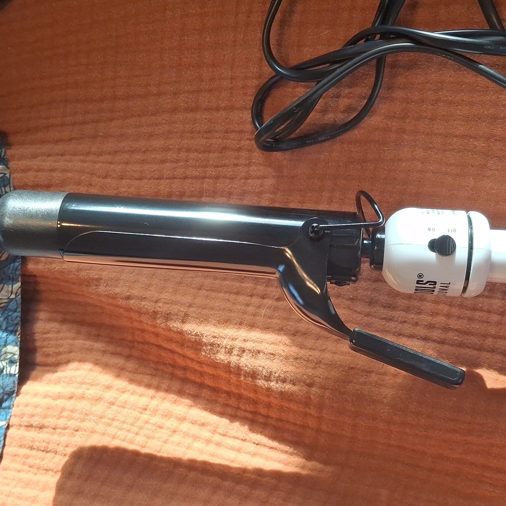 Hot Tools Pro Artist Nano Ceramic 1 1/4" Curling Iron - Picture 5 of 5